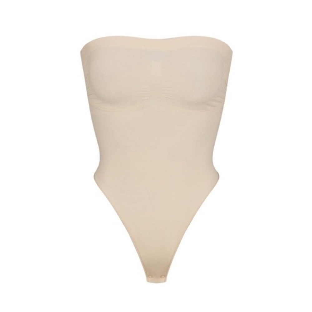 SKIMS SEAMLESS STRAPLESS THONG BODYSUIT NO STRAPS SAND SMALL